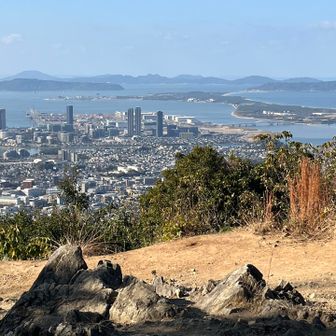 人工島、海の中道から志賀島がはっきり眺望できます。その奥は可也山や糸島半島の山々です。