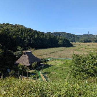 〈中池見湿原〉にある茅葺きの家
