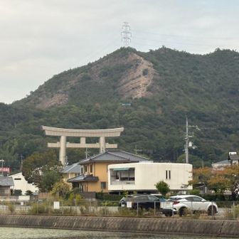 今日登りに使った馬の背ルートの道が見えてる