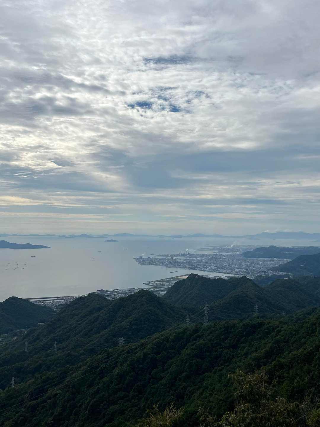 山頂に向かうに連れて、景色はないので、
ここが今日イチかな🌊
