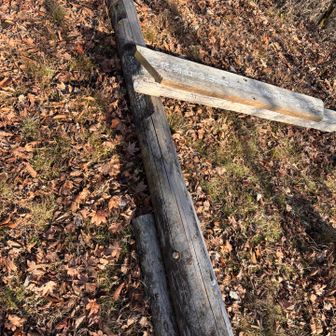 元の道標がベンチになってる