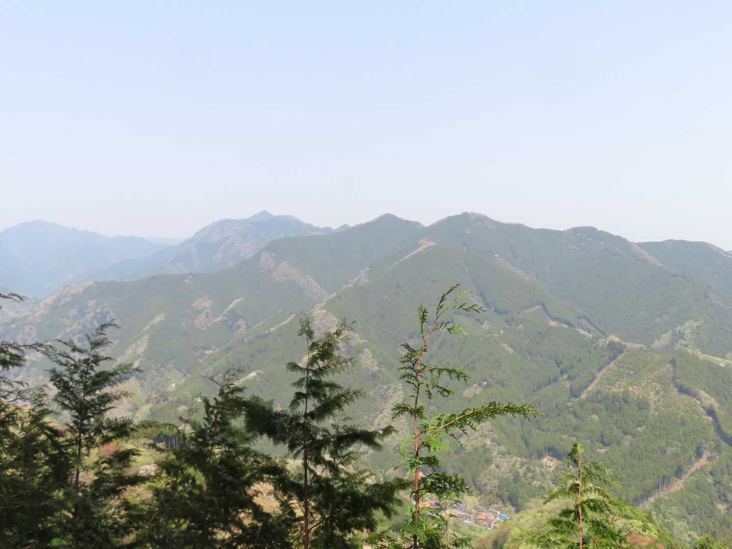 荷田子峠 ・城山・臼杵山登り口-荷田子峠-臼杵山-石津窪山 縦走コースの写真