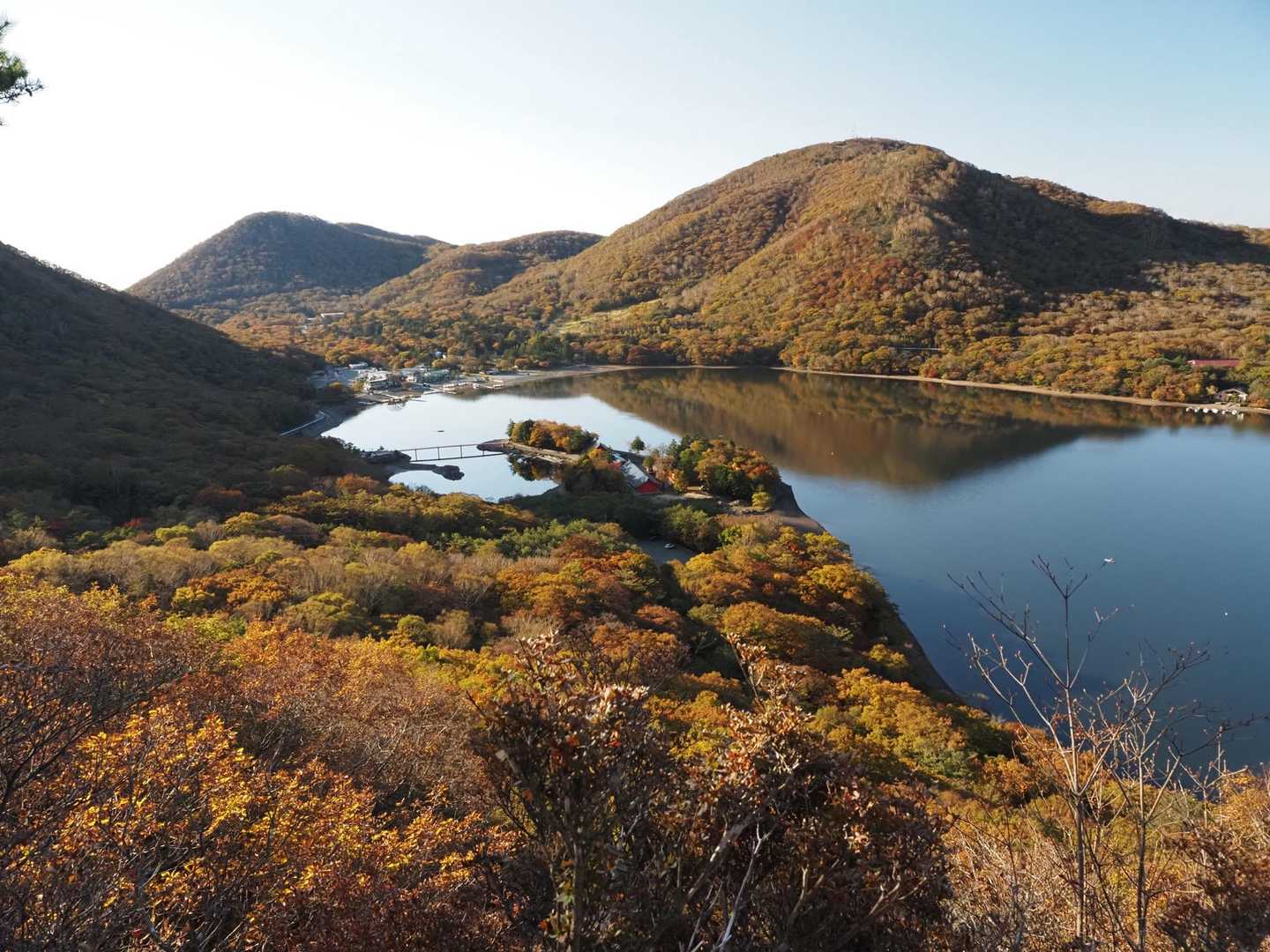 風が無く水面に山が映り綺麗🤩