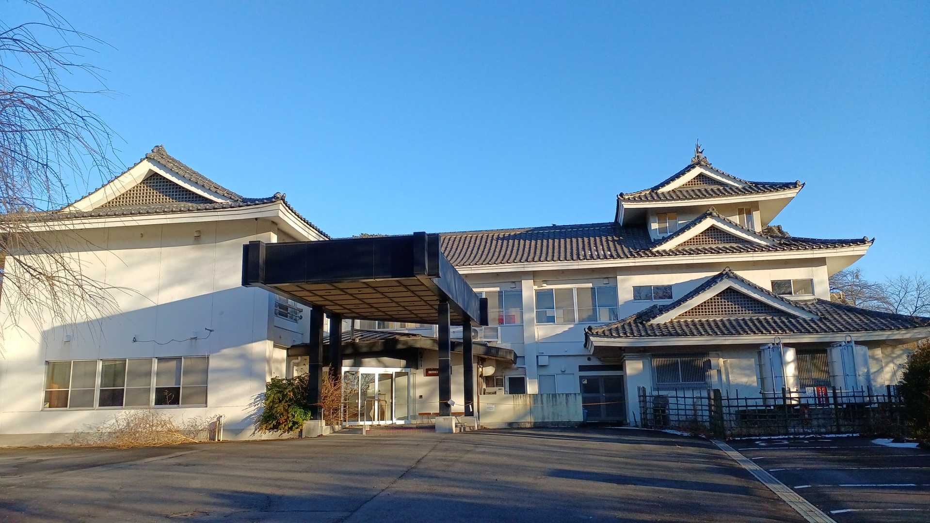 山頂にある「たちばなの郷城山」。
立派な城の作り。しゃちほこもあり。
が，令和3年3月31日で閉館