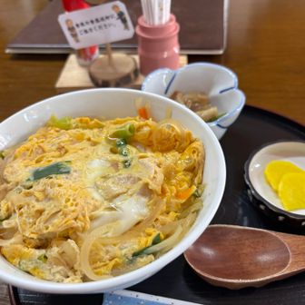弥生食堂さんで、いつもの親子丼！

32枚目の写真のヤマシャクの種が出来てたって言うたら、種持って来てとの事

白か紅が分からん言うたら、種を蒔いて芽吹くのはなんと5年後だそうです。
花が咲くのは…？

ワシもうよー来れんわ！😱