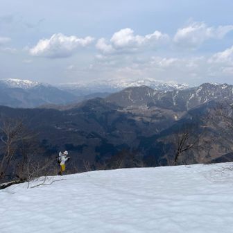 平らな山頂はのんびり寝転がりたいくらい良いところ。
ゆっくりしたいけど時間が押してしまった。
ご飯を食べたら急ごう！！