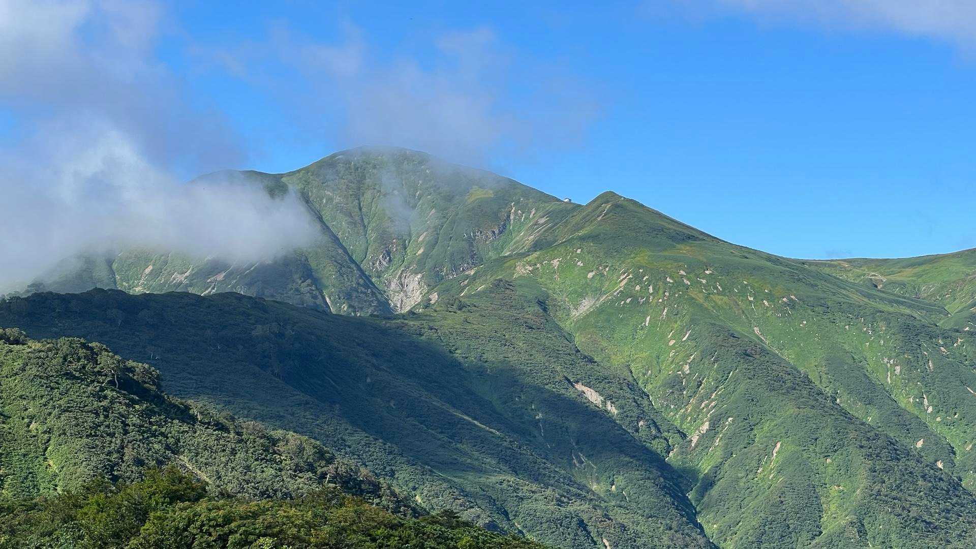 ポツンと一軒家が見える。
しかし大朝日君、結構遠いじゃねぇか…