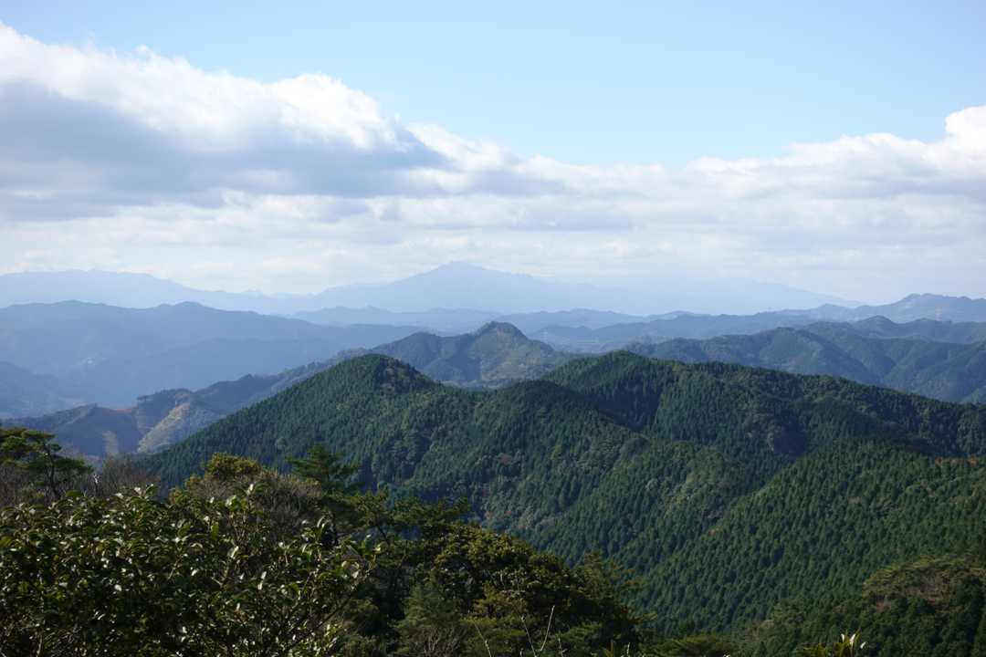 かなたに傾山が見えます。中央は佩楯山かと思いましたが、もっと手前なので冠岳のようです。