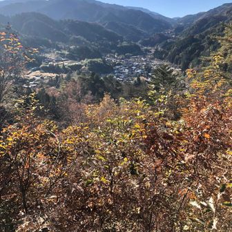 旧中山道から少し外れた妻籠城跡から、眼下に妻籠宿と、その先の馬籠へ続く峠が見渡せる