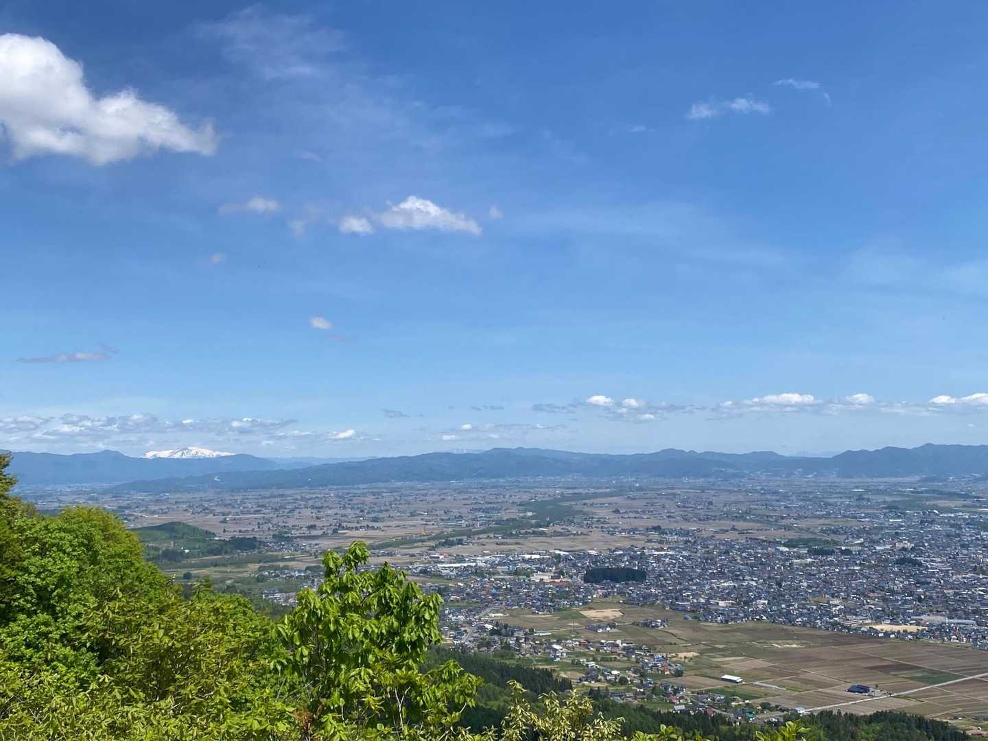 峰の道は展望良い尾根歩き　
眼下に米沢の街
左奥の真っ白な山は　　月山