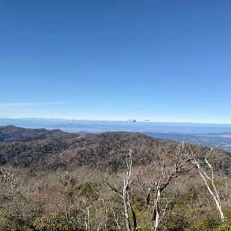 遠く麓の街まで見えます。

そういえば、今日はランチの写真撮り忘れました。
今日もコンビニおにぎりにしましたよ。