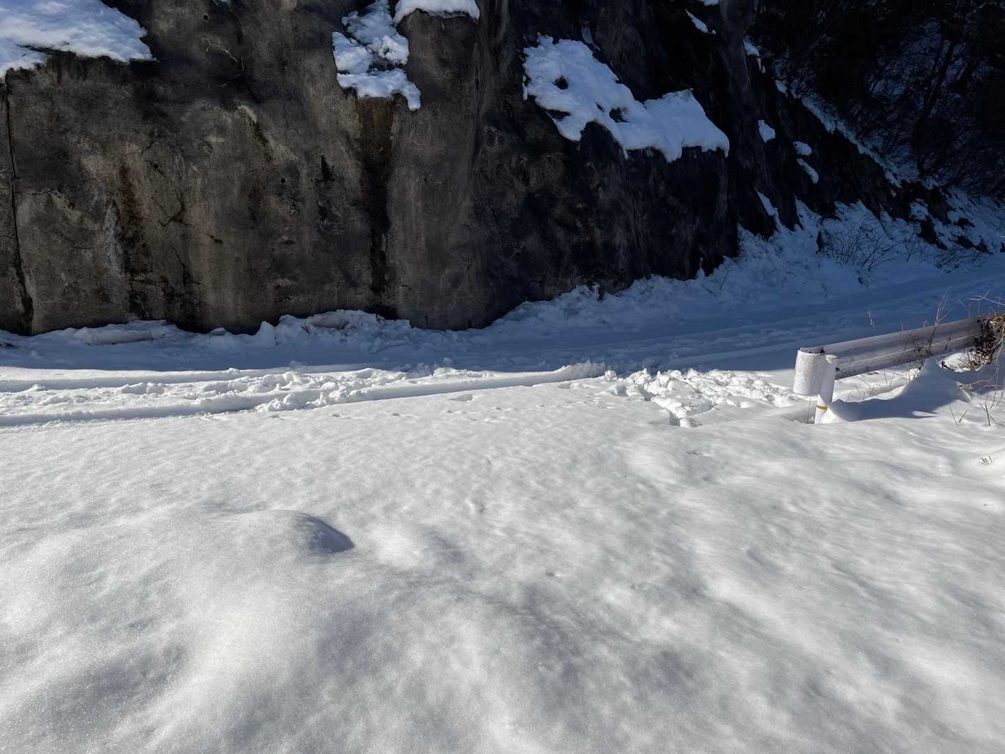 鋪道に出ました。
ガッツリ❄️で覆われています。