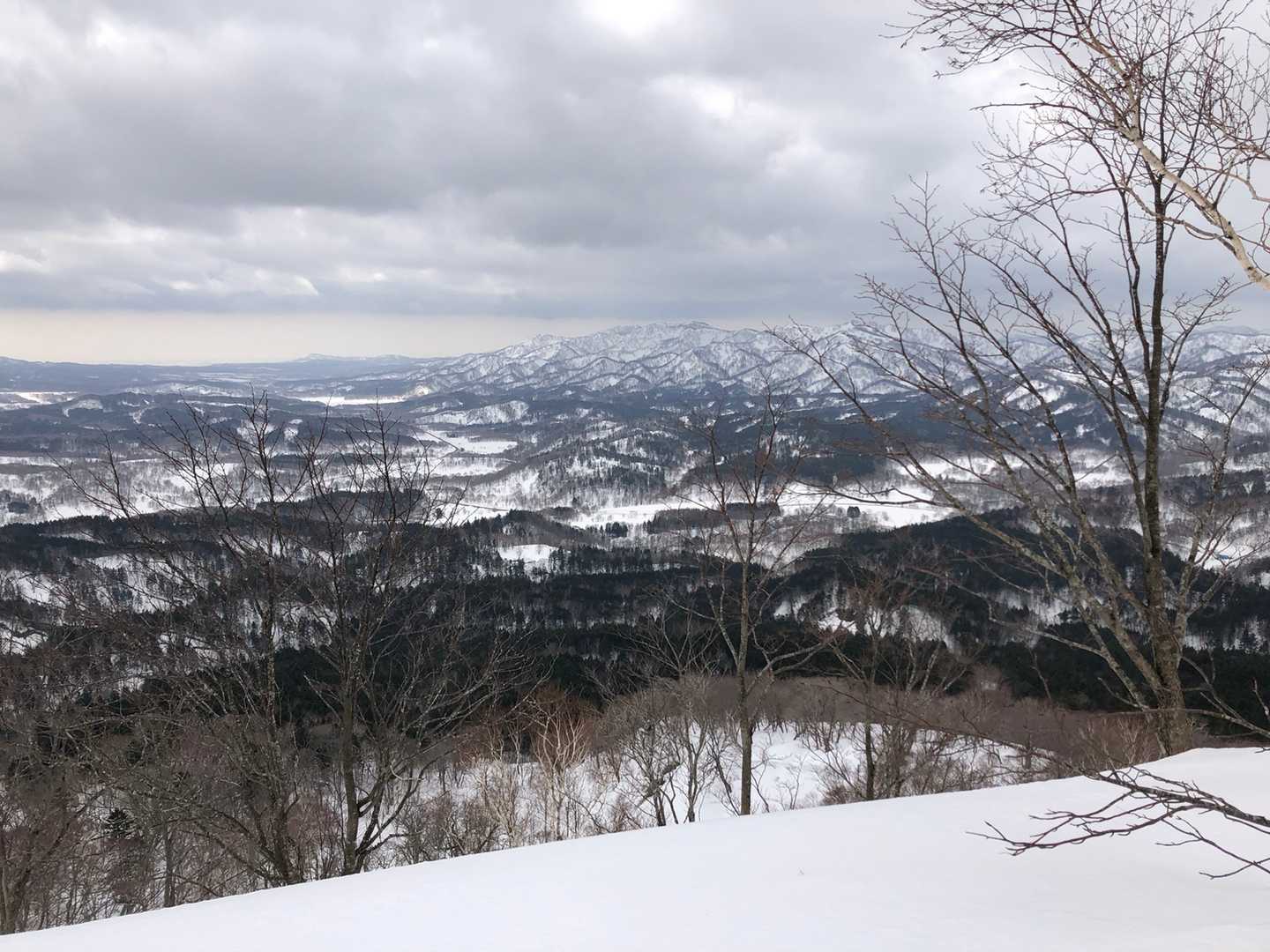 とうちゃこ。標識なし、ピンテなし。正面は壮志岳？寒いからすぐ降りてコーヒーとサンドイッチ。