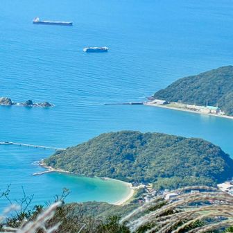 3つ子の様な無人島。吉見港沖にある賀茂島(かもしま)は何と３つの独立した島ではなく全長200mの１つの島なんだって。
そして信仰の歴史がある島なんだそうな。
