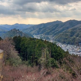 下に西の丸の西物見台が見える。
足助の町を挟んで、今回の登山としてのメインの黍生山⛰️（きびゅうやま）が見える。
でもどうしよう、やめようかな🤔