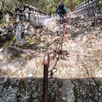 笠ヶ滝の崖道、下から石段、第1崖、第2崖と修行の道が続きます😰
本堂は洞窟を抜けてお参りします
（堂内及び堂内から全方向撮影禁止でした）