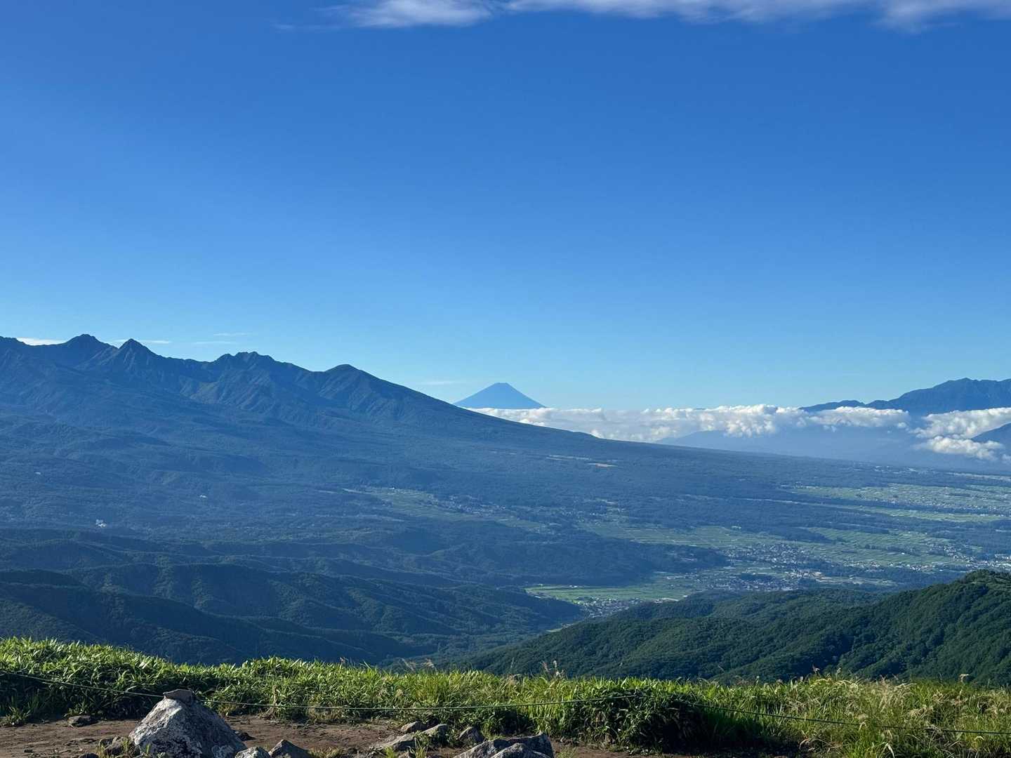 おぉぉぉぉ‼️

富士山‼️😆

八ヶ岳連峰の向こう側やと思ってたから、全くノーマークやった💦💦💦

ここから見えるんやん　😆