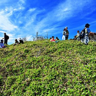 ツアー登山の団体さんがついて賑わってきた山頂 *