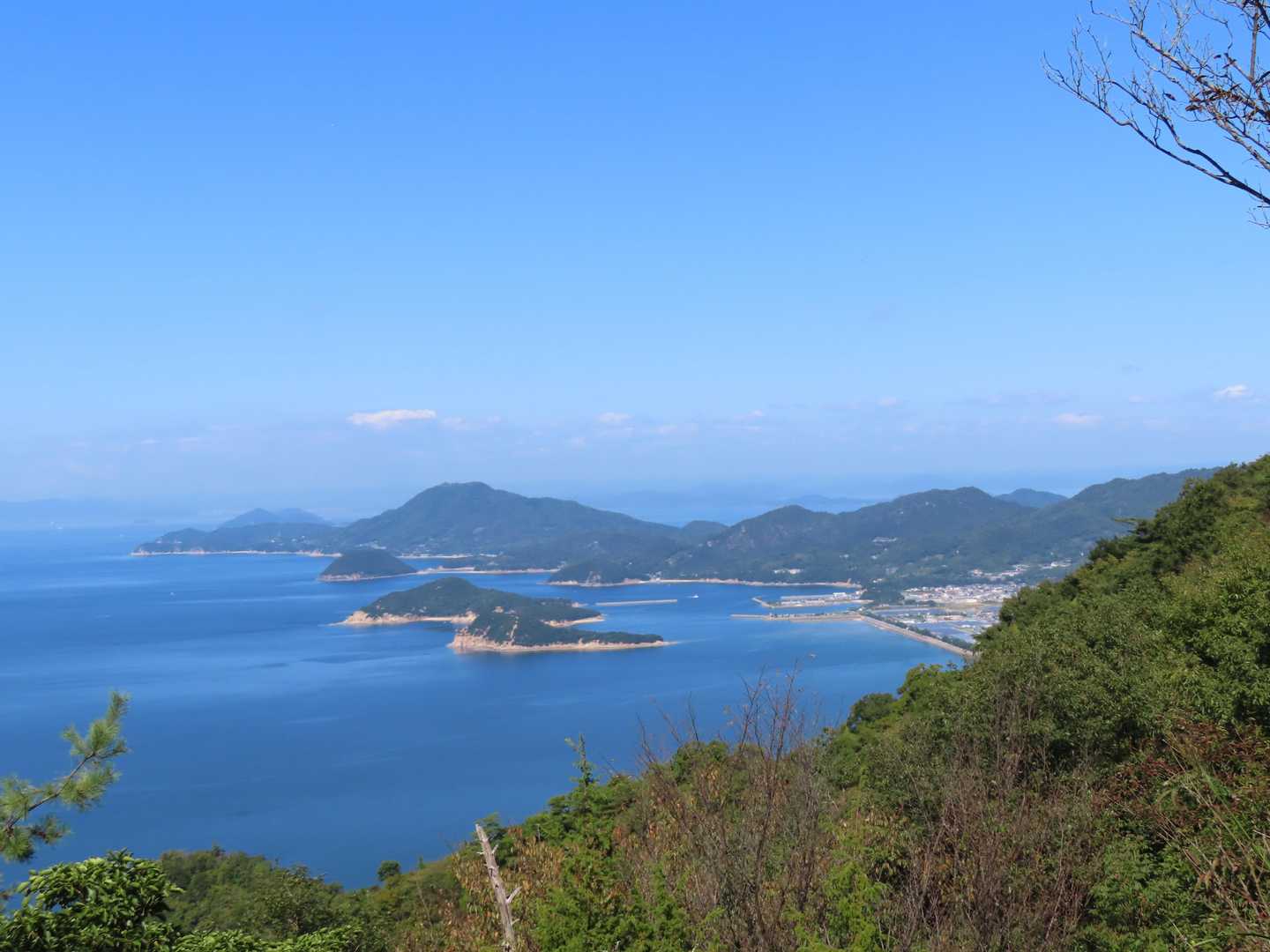 稲積山登山道　樹間から紫雲出山、仁尾地区方面