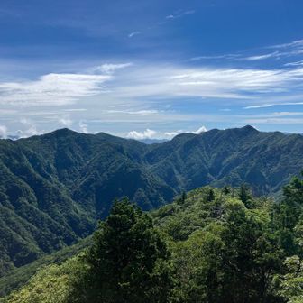 山頂デッキから大普賢岳方向