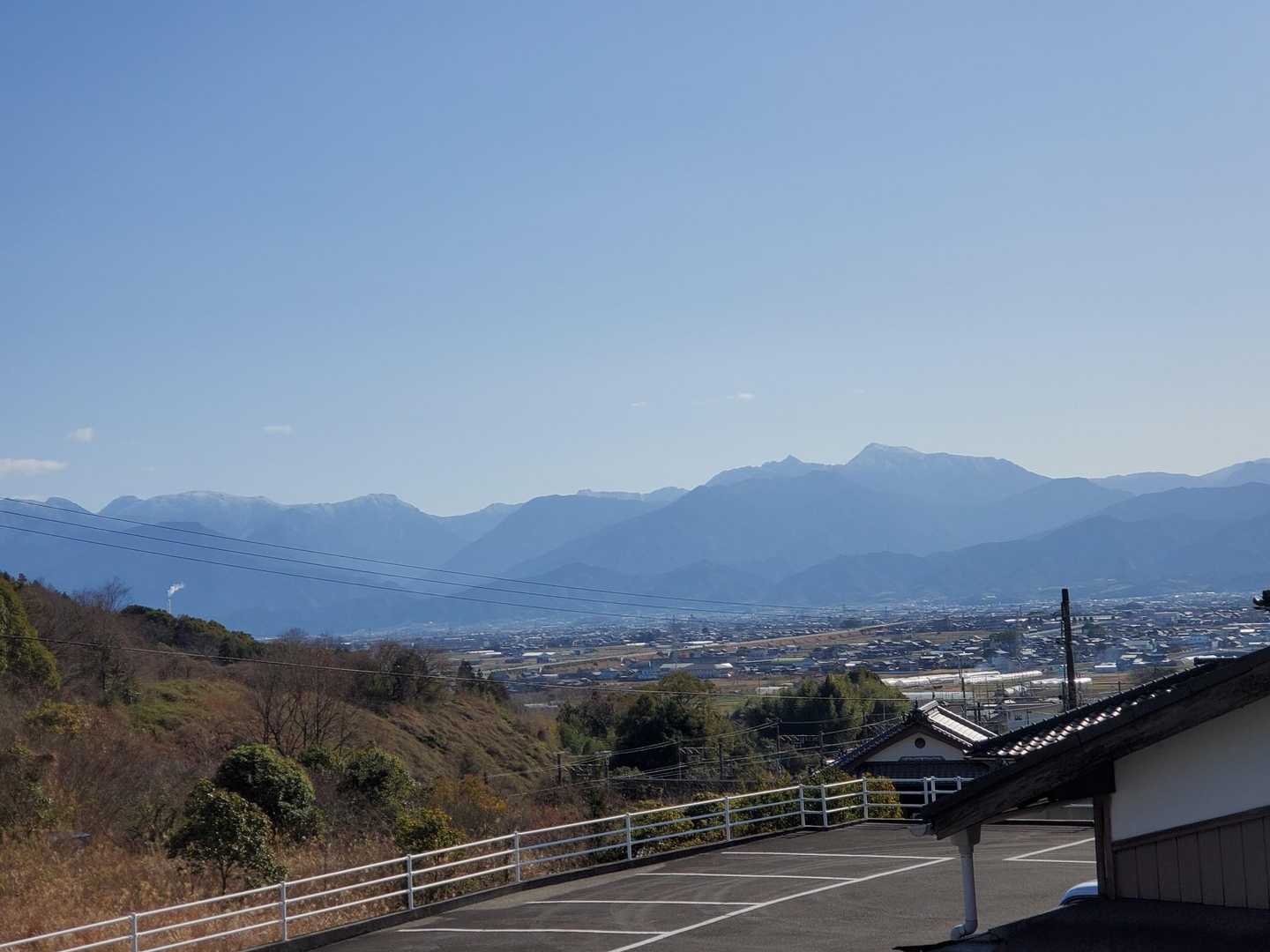 世田薬師の駐車場からの
四国のお山🗻
来週の寒波でもっと白くなっちゃうね