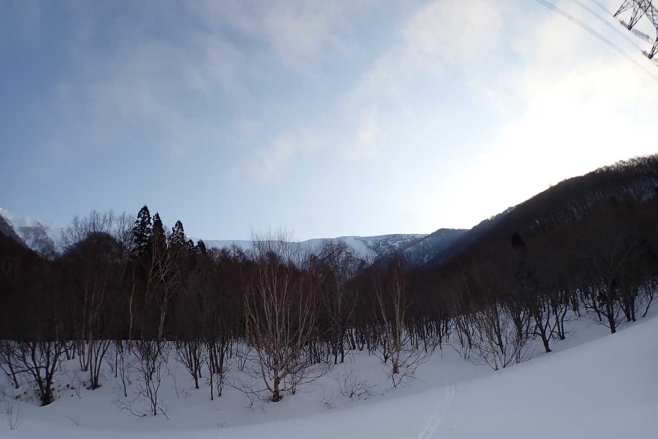 ヤカイ沢に入り暫く進むと、行く手の稜線が見えてきた