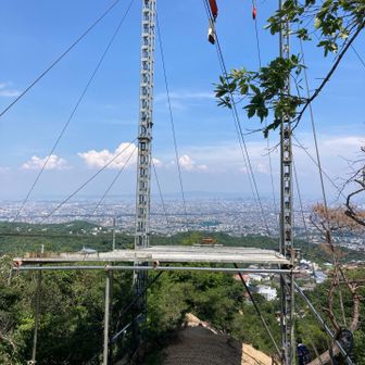 リフトの中継場かな。ここ、道がわかりにくくて、開けた場所をまっすぐ降りてはダメで、左手の茂みに細い稜線ルートがありす。