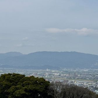 左の山は脊振山。