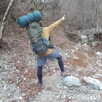 山小屋泊ですが、冬用寝袋３人分、飲み物…
は、かなりの荷物📦
重い💦
これはスピードも出らんぞ💦
大丈夫か⁉️