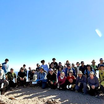 西大巓山頂で集合写真を撮影して下山します。皆さんいい表情をしています。気になる方は引き伸ばして確認してください