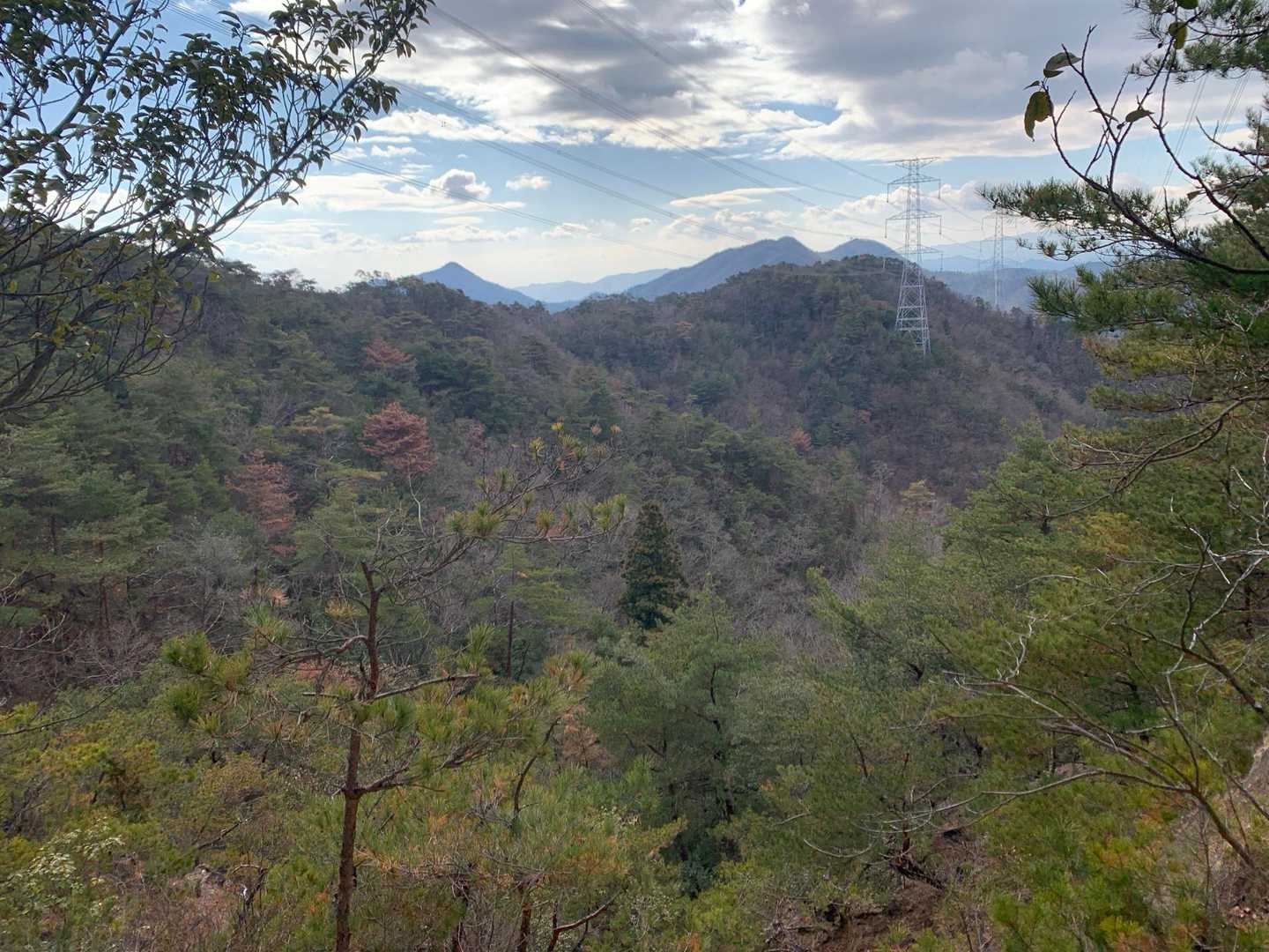 あの向こうの山、左の尖りが三草山、
右の双耳峰みたいのが滝王山だと思う。この後行きます。