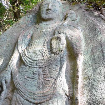 磨崖佛👀

熊野神社の本社以外にも、この磨崖佛まで登ってきた山中の写真もない様だ🤔
この「磨崖佛」に来るまでには案内板もあり丁寧だったんだけど…

この後山頂から下山する最中にも「磨崖佛の案内板」があるんだけど、それが意味不明なんだよね。