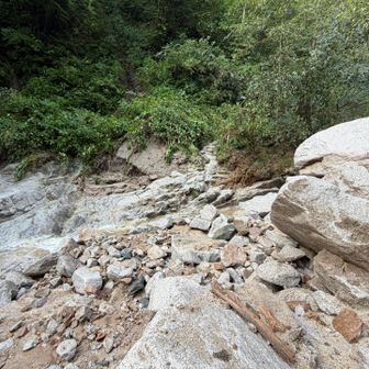 ここはピンテで分かり易いですが川岸は崩落。