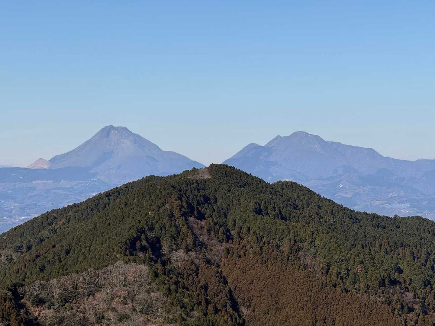 一気に山頂
霊山の向こうに由布岳、鶴見岳
