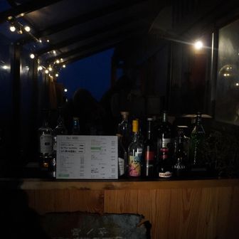 バー
注文口とバーテンのスペースだけは屋根あり。夜カフェの時間も開放。