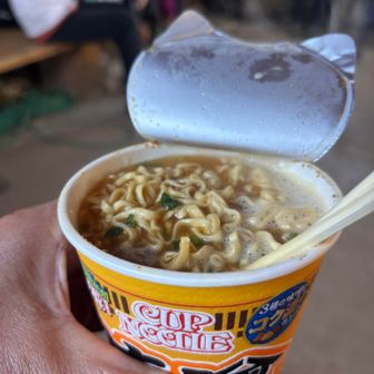 避難小屋で🍜タイム

今回は金ちゃんヌードルではない（笑）