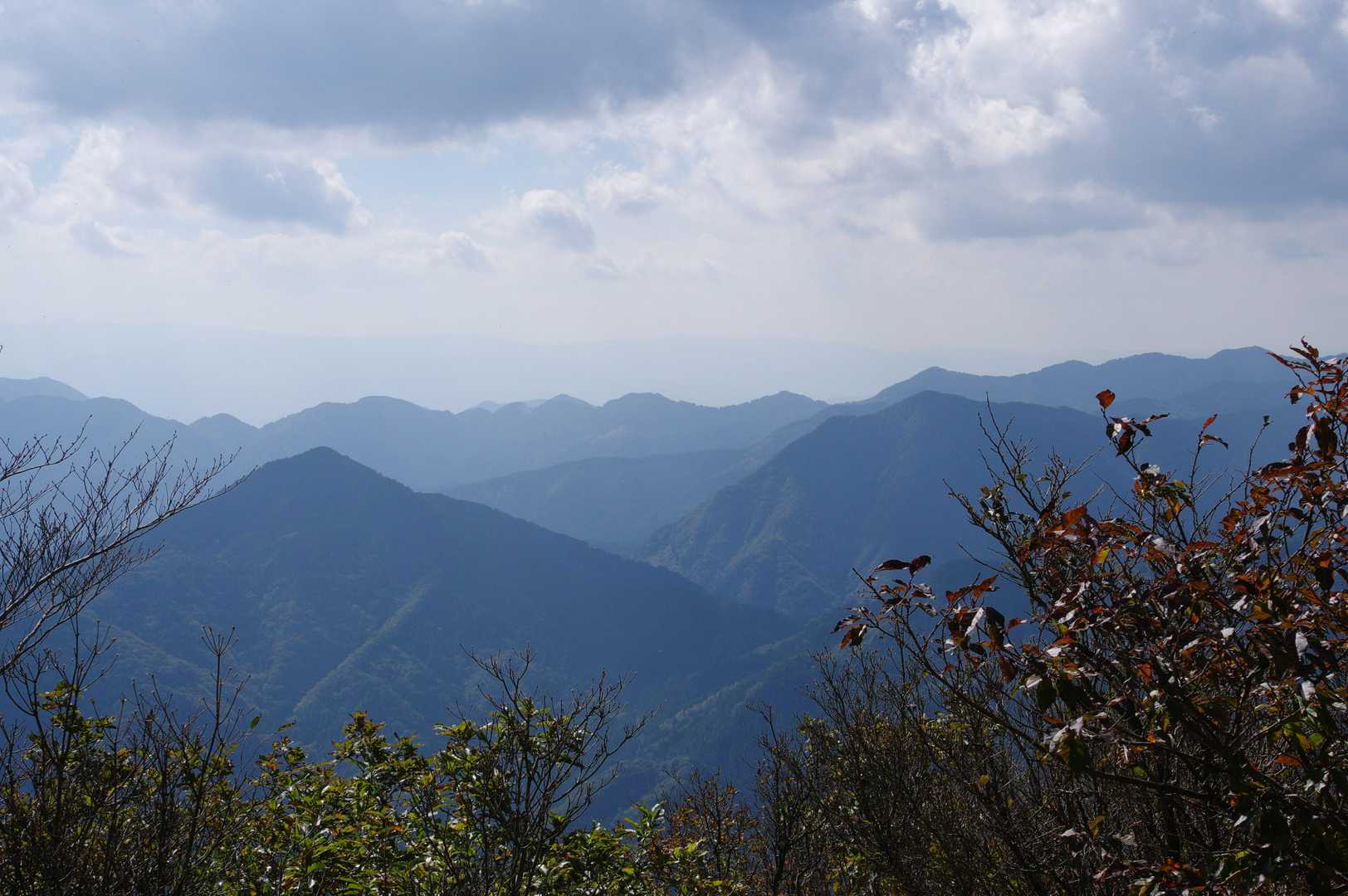 三陀山と苅又山、ここから見ると三陀山の方が三角形に見える