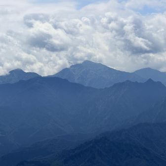 茂倉岳は立派な山容ですね。