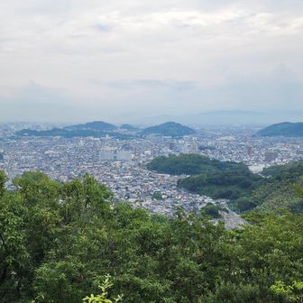 岩子山のビューポイントから今から訪れる三津浜界隈を見下ろす😎
今日は皿ヶ嶺も雲の中☁
