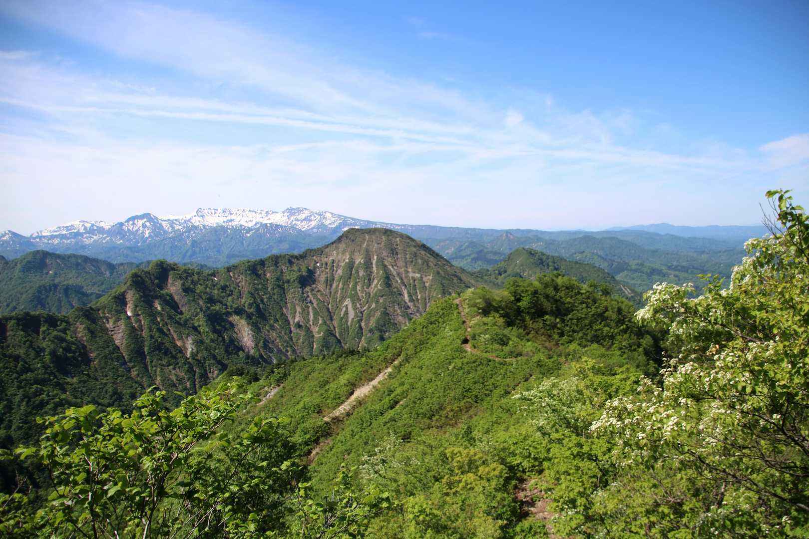 歩いてきた尾根、烏帽子岳、その先に守門岳
素晴らしい眺め！