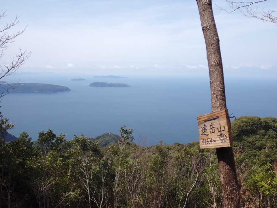 山頂は木が切ってあり日本海が良く見えます
