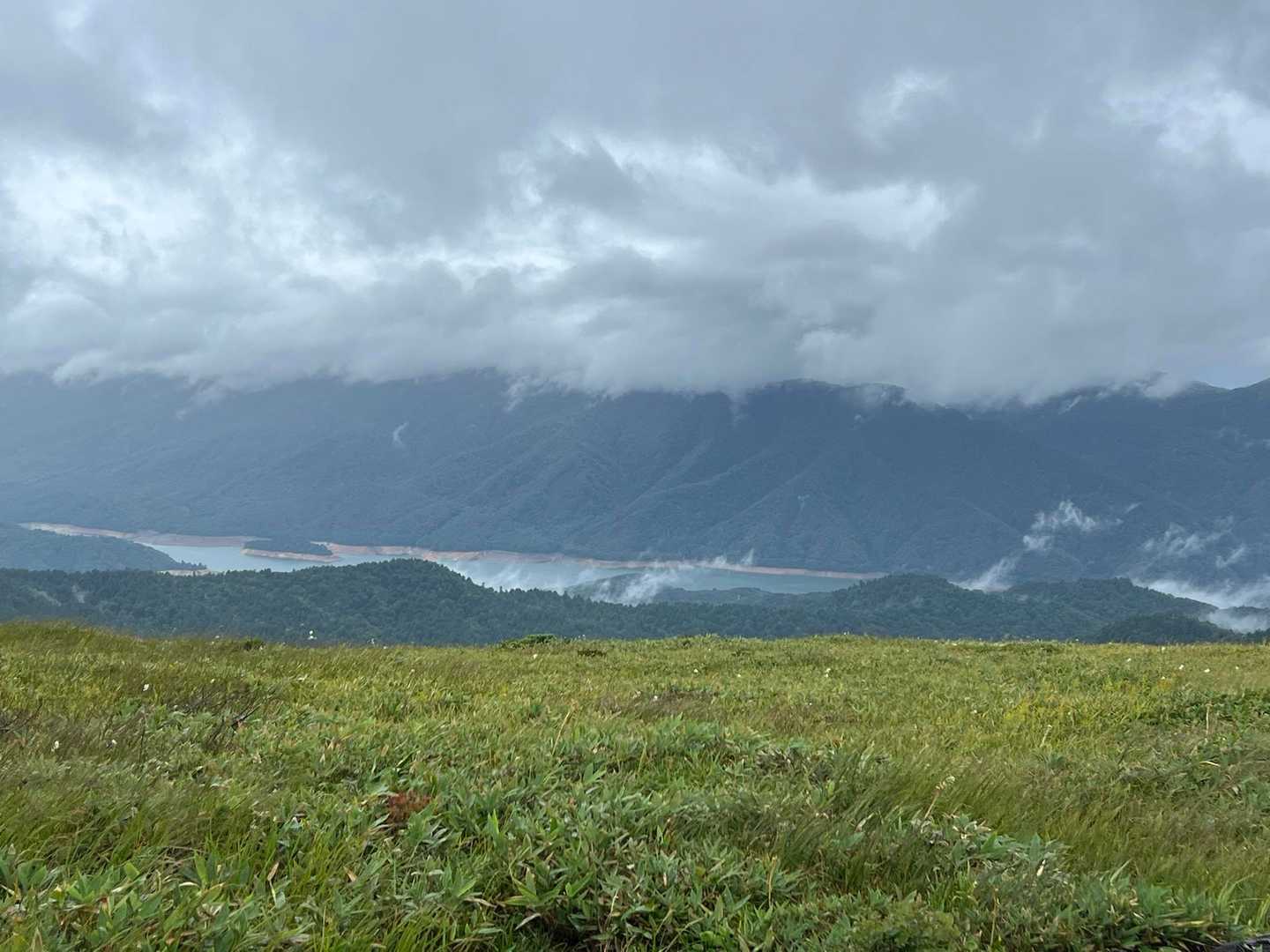 有峰湖を見ながら足早に下山します☔️