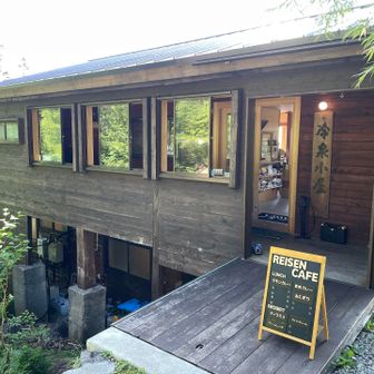 軽食もあります。テラスぽくなっていて山小屋というか、おしゃれな峠の茶屋って感じです。
