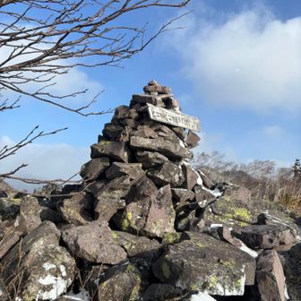 昨シーズン冬にお邪魔した漁岳と今年お邪魔した十勝岳で『爆風』と表現しましたが、訂正いたします。あれ、強風でした😅

耳元でお話ししないと全く聞こえないくらい風が強く、お連れ様と緊急ミーティング🚨
安全第一を優先して、本日1座のみで下山する事を決定😭