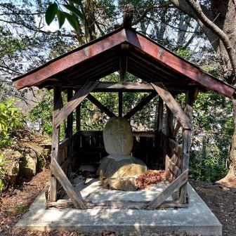 すぐ下に山神様。