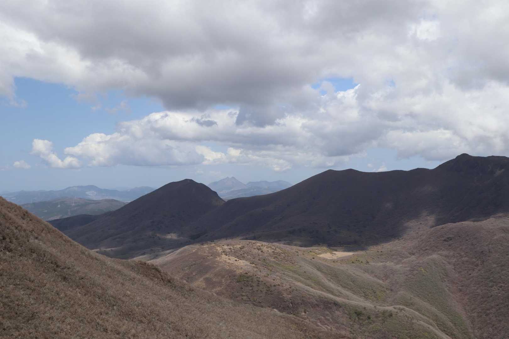 ズームすると遥か向かうに相似峰の由布岳のネコ耳