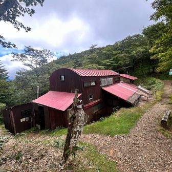 稲村ヶ岳小屋に到着しカロリー補給😋