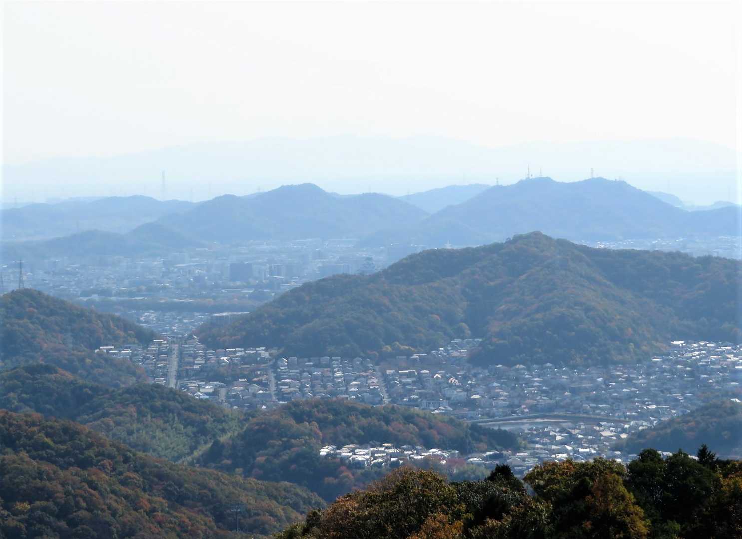 展望のひらけた場所から
八丈岩山(はちじょうがんざん)と 
姫路城(中央あたり)
