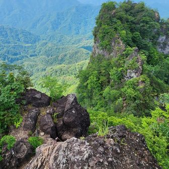 東岳から中ノ岳方面を望みました。
ここまでで、ペットボトル半分とエネルギーゼリー半分を消費しました。