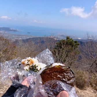 おにぎり2個　会長はもう食べている。